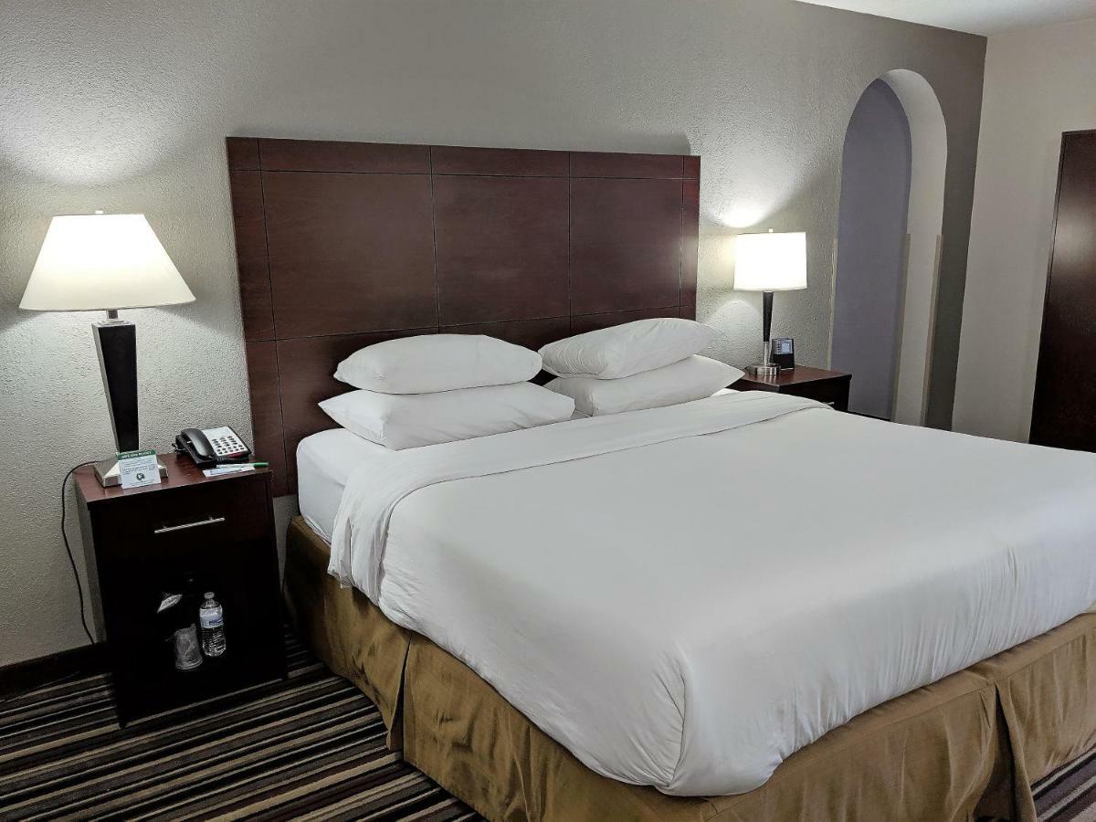Hotel Wyndham Garden Charlotte Executive Park Exterior foto
